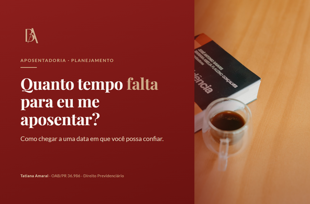 Livro de Previdência Social ao lado de um café, sobre mesa de madeira, com o título do artigo: quanto tempo falta para eu me aposentar